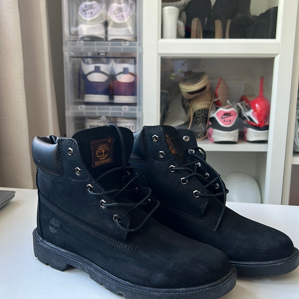 Black waterproof Timberland size 6.5 M - Like New!
